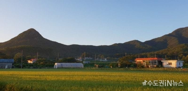  <strong>능선이 완만하고 건너편 남쪽이 동막해수욕장</strong>