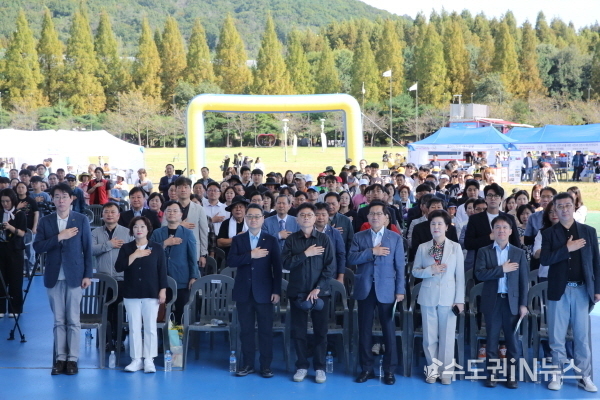 <strong>제25회 사회복지의 날 기념행사에 앞서 국민의례를 하고있다.</strong>