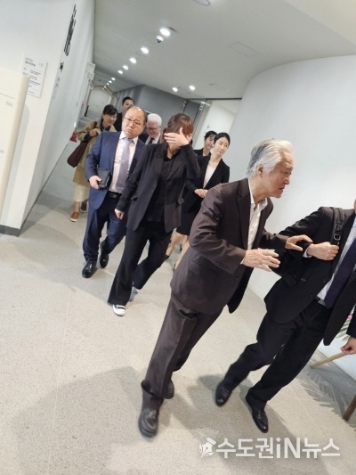 행사장에 들어서는 관계 임원들